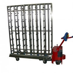 Ciągnik elektryczny LEO przy transportcie raków