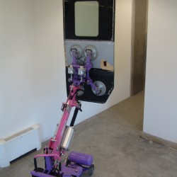 Manipulator mobilny do dżwi wagonu pociągu