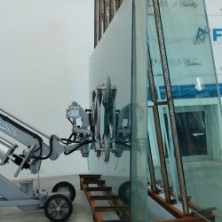 Manipulator mobilny do transportu szyb na raki