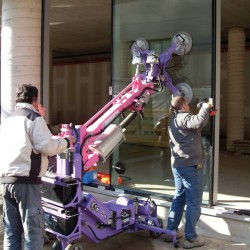 Manipulator mobilny GINGO przy instalacji okien