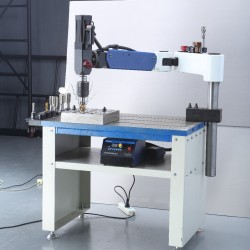 Ramię gwintujące TP1300 zamocowane na stole roboczym TAIPU