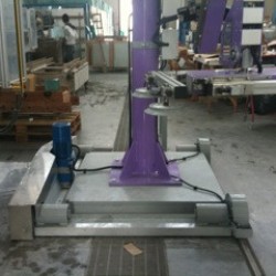 Manipulator pneumatyczny z mobilną płytą pośrednią do transportu blach