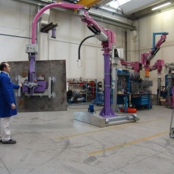 Mobilny manipulator pneumatyczny do transportu blach