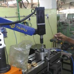 Ramię gwintujące TP1100 podczas pracy