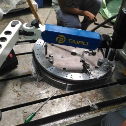 Ramię gwintujące TP1100 podczas pracy (1)