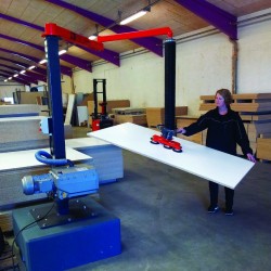 Przegubowy podnośnik tubowy do płyt drewnianych