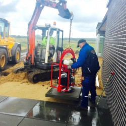 układanie płyt chodnikowych za pomocą podnośnika próżniowego